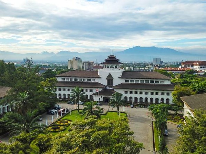 Gedung Sate, salah satu landmark Kota Bandug (Foto: Getty Images/iStockphoto/Ismail Rajo)  Baca artikel detikjabar, "Asal-usul Bandung Punya Julukan Kota Paris van Java" selengkapnya https://www.detik.com/jabar/berita/d-6247025/asal-usul-bandung-punya-julukan-kota-paris-van-java.  Download Apps Detikcom Sekarang https://apps.detik.com/detik/